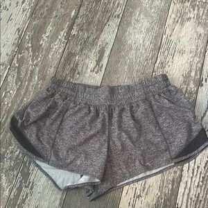 Lululemon Hotty Hot 2.5 inch Inseam size 8 in heathered gray!